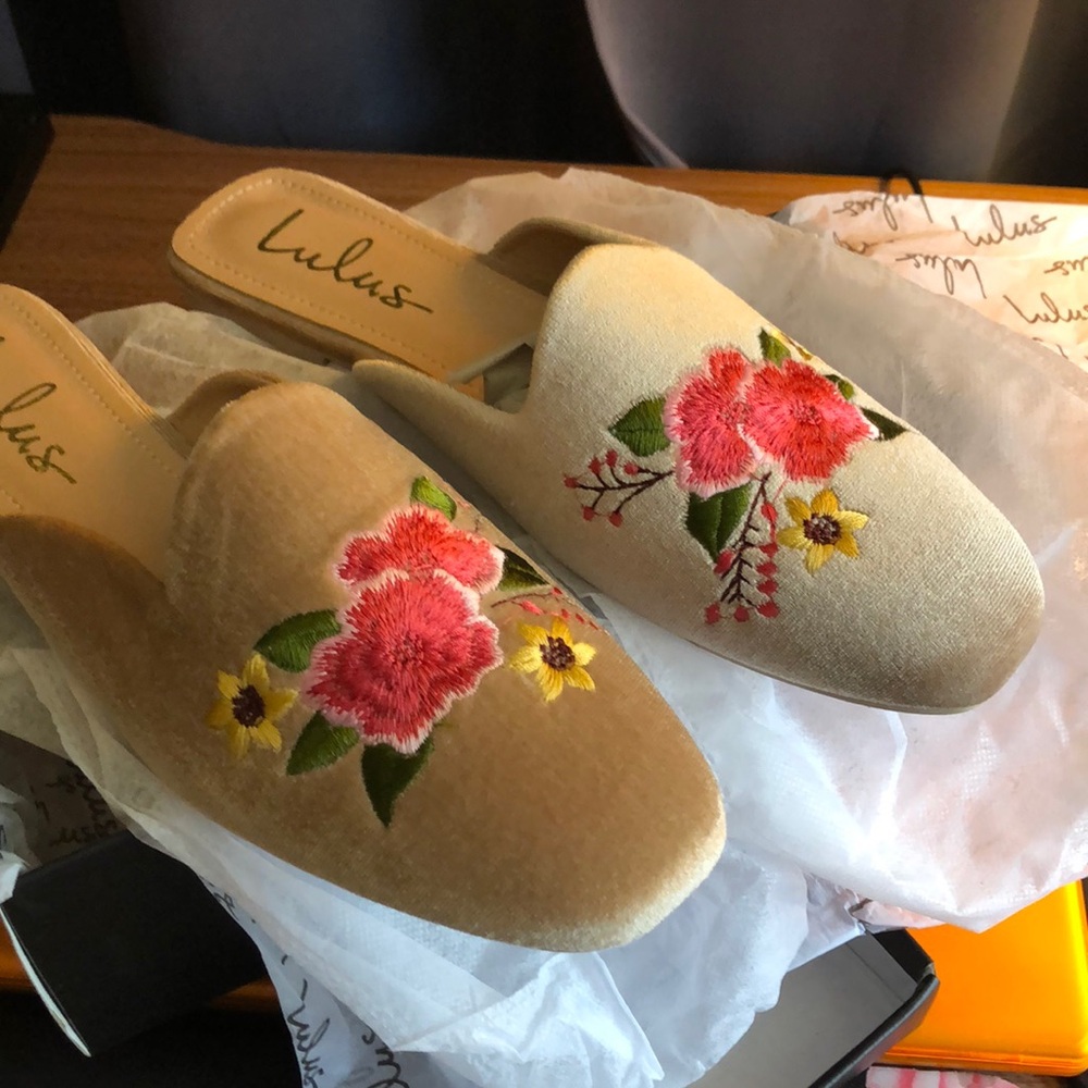 NIB! Lulus Velvet Champagne Mules with Flower Embroidery. Elegant.